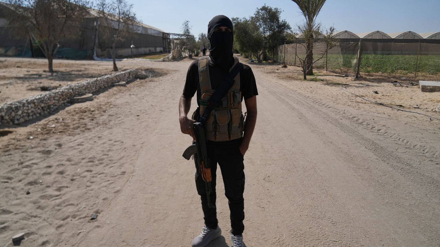 Maskiertes Mitglied der islamistischen Terrororganisation Hamas. Foto: Abdel Kareem Hana/AP/dpa