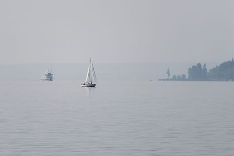Bei dem Unfall am Samstag war eine Frau auf dem Segelboot aus Bayern gestorben. (Symbolbild) Foto: Silas Stein/dpa