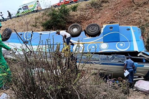 Der Fahrer soll die Kontrolle über den Reisebus verloren haben. Foto: Uncredited/South African Department of Transport and Commu