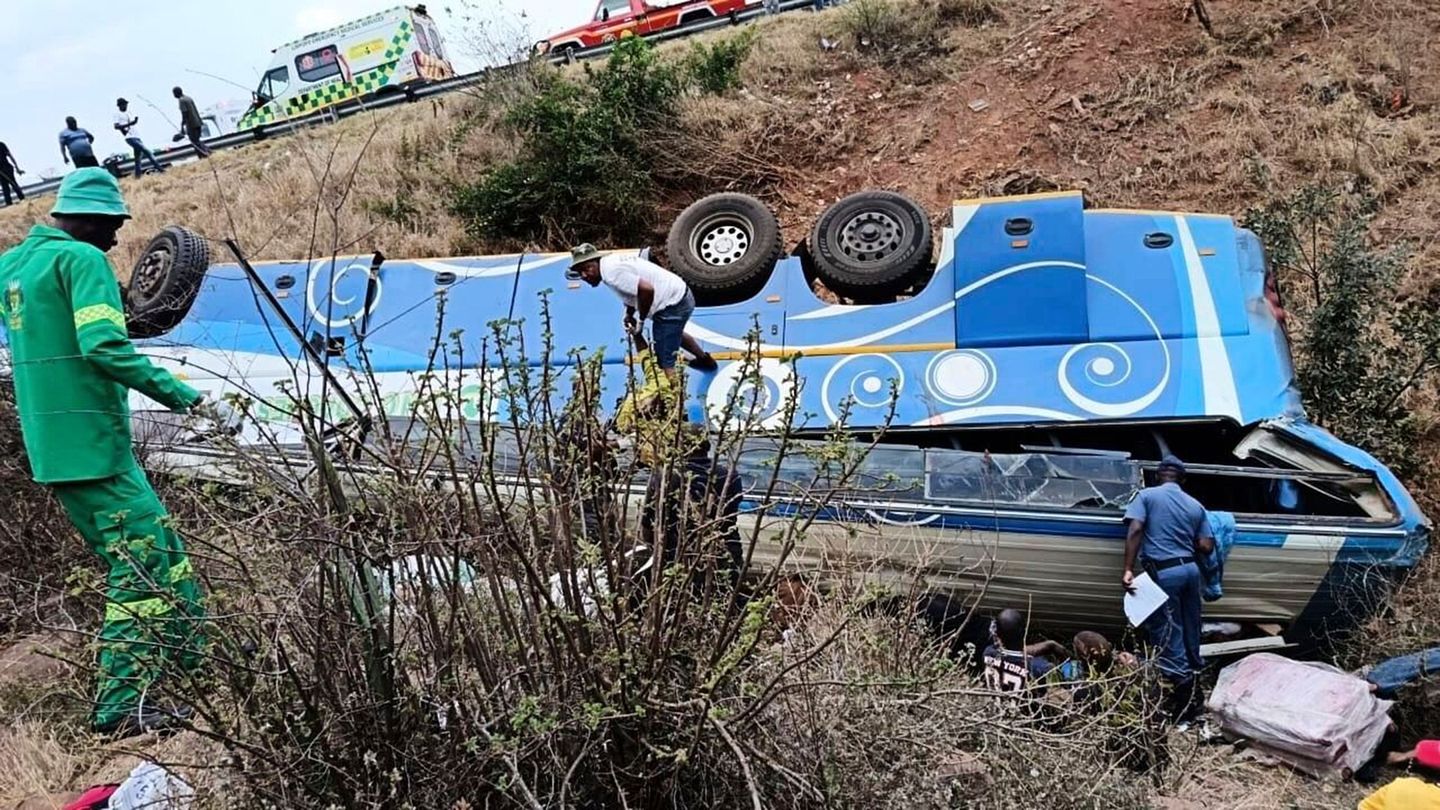 Der Fahrer soll die Kontrolle über den Reisebus verloren haben. Foto: Uncredited/South African Department of Transport and Commu
