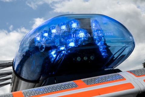 Ein 19-Jähriger wurde lebensgefährlich verletzt. (Symbolbild) Foto: Boris Roessler/dpa