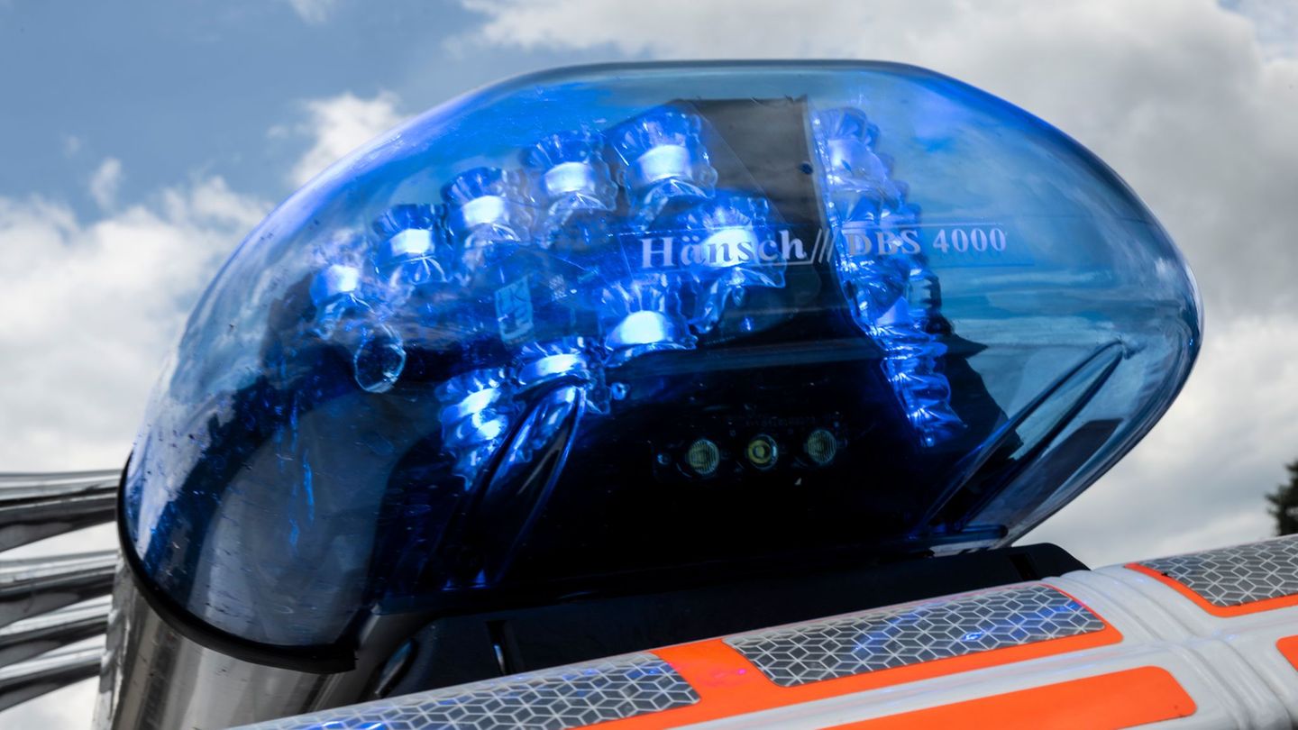 Ein 19-Jähriger wurde lebensgefährlich verletzt. (Symbolbild) Foto: Boris Roessler/dpa