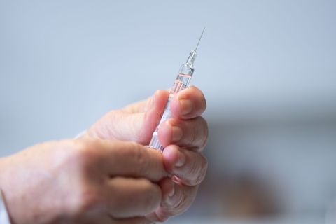 In der vergangenen Grippesaison ließen sich weniger Senioren und Seniorinnen gegen Grippe impfen. Dabei gehören Menschen über 60