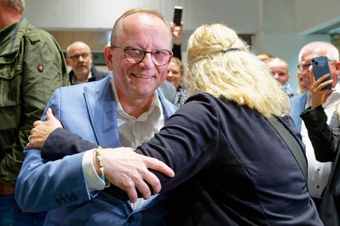 Klaus Blettner (l) soll das Amt als OB am 1. Januar 2026 antreten. Foto: Uwe Anspach/dpa