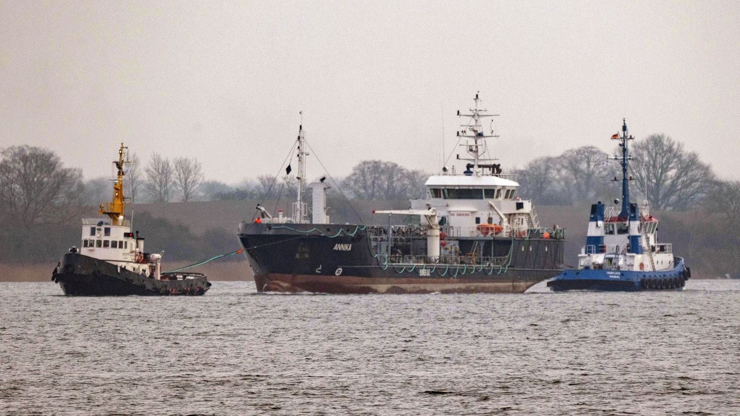 Die Renovierung des vor einem Jahr auf der Ostsee unweit von Rostock in Brand geratenen Öltankschiffes "Annika" in Stralsund sol