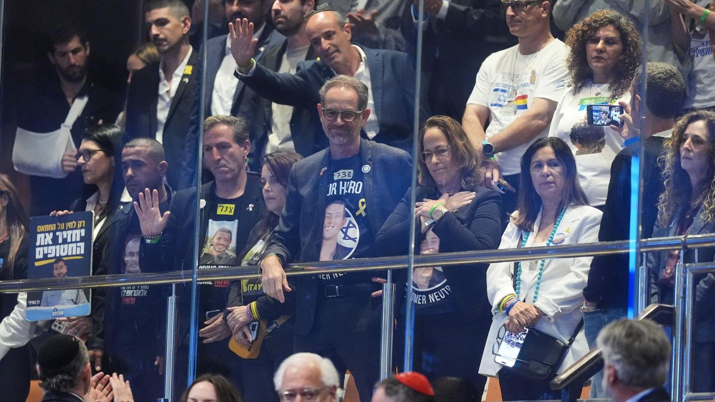 Angehörige einer Geisel hören sich die Rede von Donald Trump in der Knesset an, dem israelischen Parlament