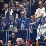 Angehörige einer Geisel hören sich die Rede von Donald Trump in der Knesset an, dem israelischen Parlament