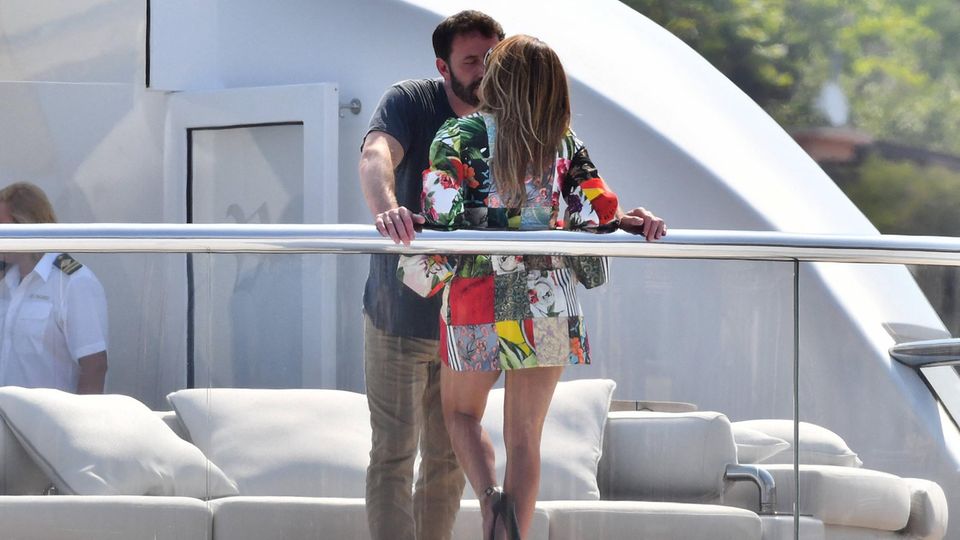Ben Affleck und Jennifer Lopez küssen sich auf einer Yacht Ben Affleck und Jennifer Lopez küssen sich auf einer Yacht