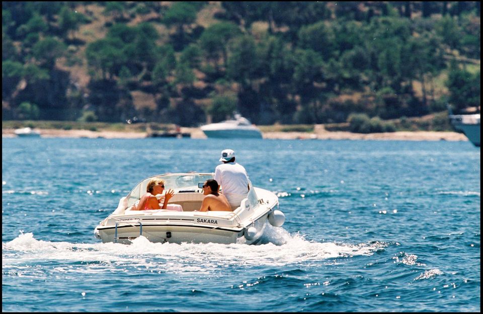 Lady Di und Dodi Al-Fayed in einem Motorboot in Badekleidung Lady Di und Dodi Al-Fayed in einem Motorboot in Badekleidung