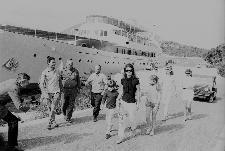 Jackie Kennedy Onassis vor der Yacht "Christina O." Jackie Kennedy Onassis vor der Yacht "Christina O."