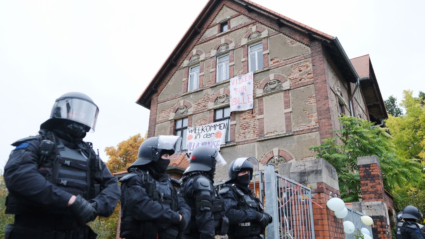 Die Polizei beendete die Besetzung am Sonntag. Foto: Sebastian Willnow/dpa