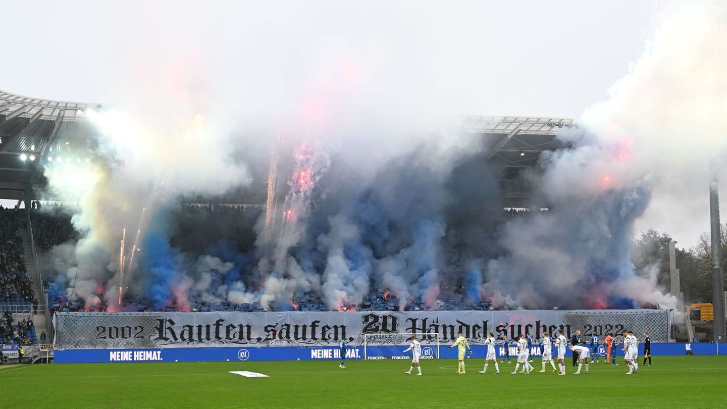 Diese Pyro-Aktion von Fans des Karlsruher SC im November 2022 hat auch ein juristisches Nachspiel. Foto: Uli Deck/dpa