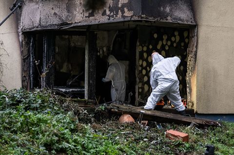 Das Feuer in der Erdgeschosswohnung hat große Schäden hinterlassen. Einsatzkräfte der Spurensicherung suchen nach der Ursache. F