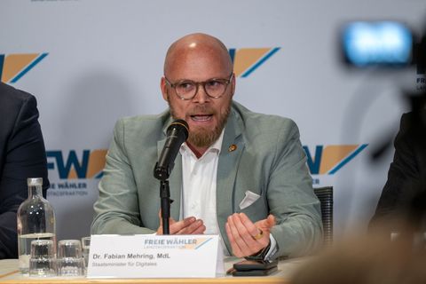 Bayerns Digitalminister Fabian Mehring fordert ein fixes Ablaufdatum für alle analogen Verwaltungsprozesse. (Archivbild) Foto: P