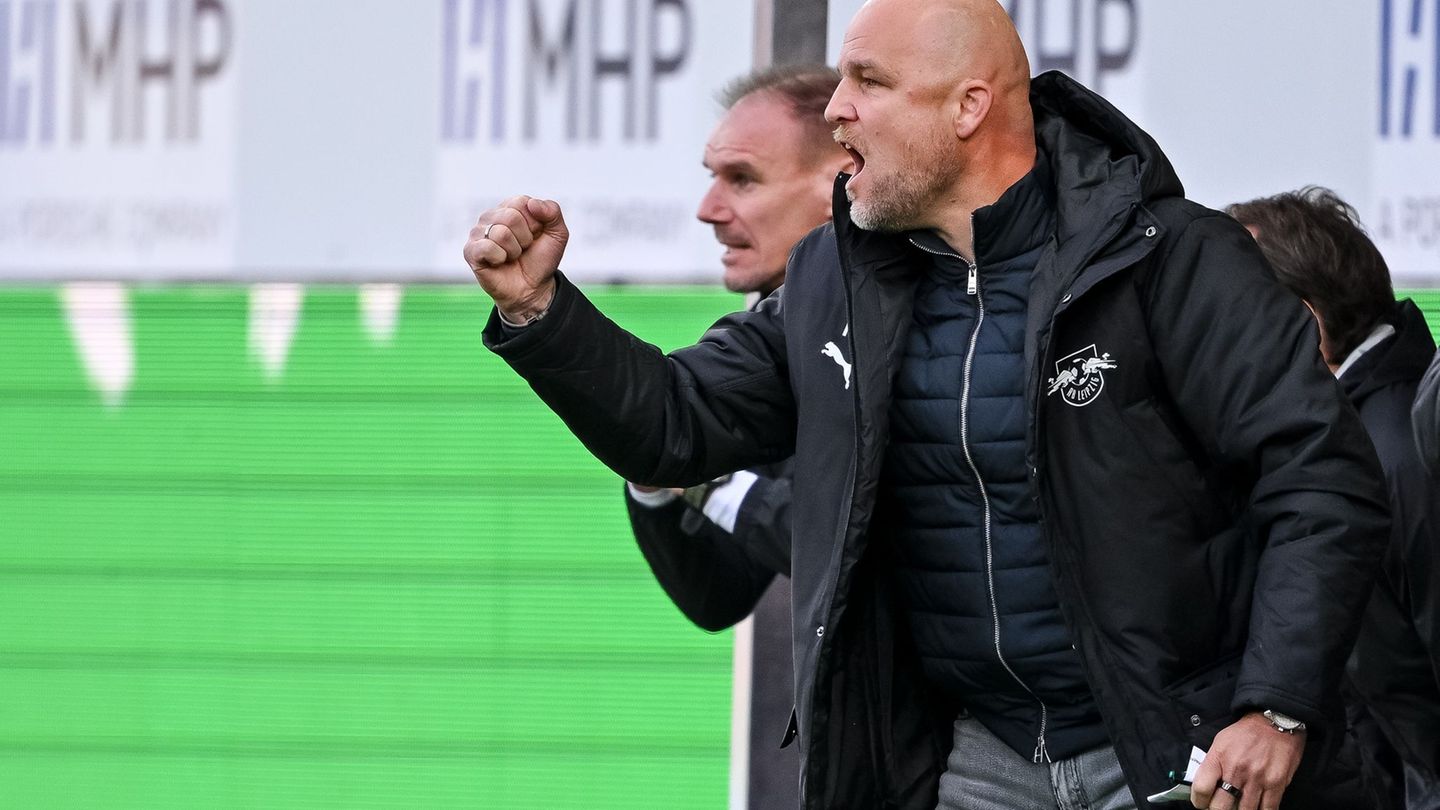 Schröder auf dem Weg zu Borussia Mönchengladbach.(Archivbild) Foto: Harry Langer/dpa
