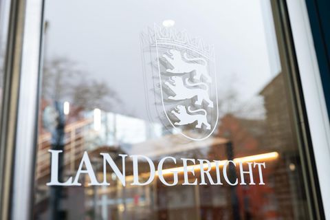Dem angeklagten 50-Jährigen wird Mord aus niedrigen Beweggründen vorgeworfen. Foto: Aleksandra Bakmaz/dpa