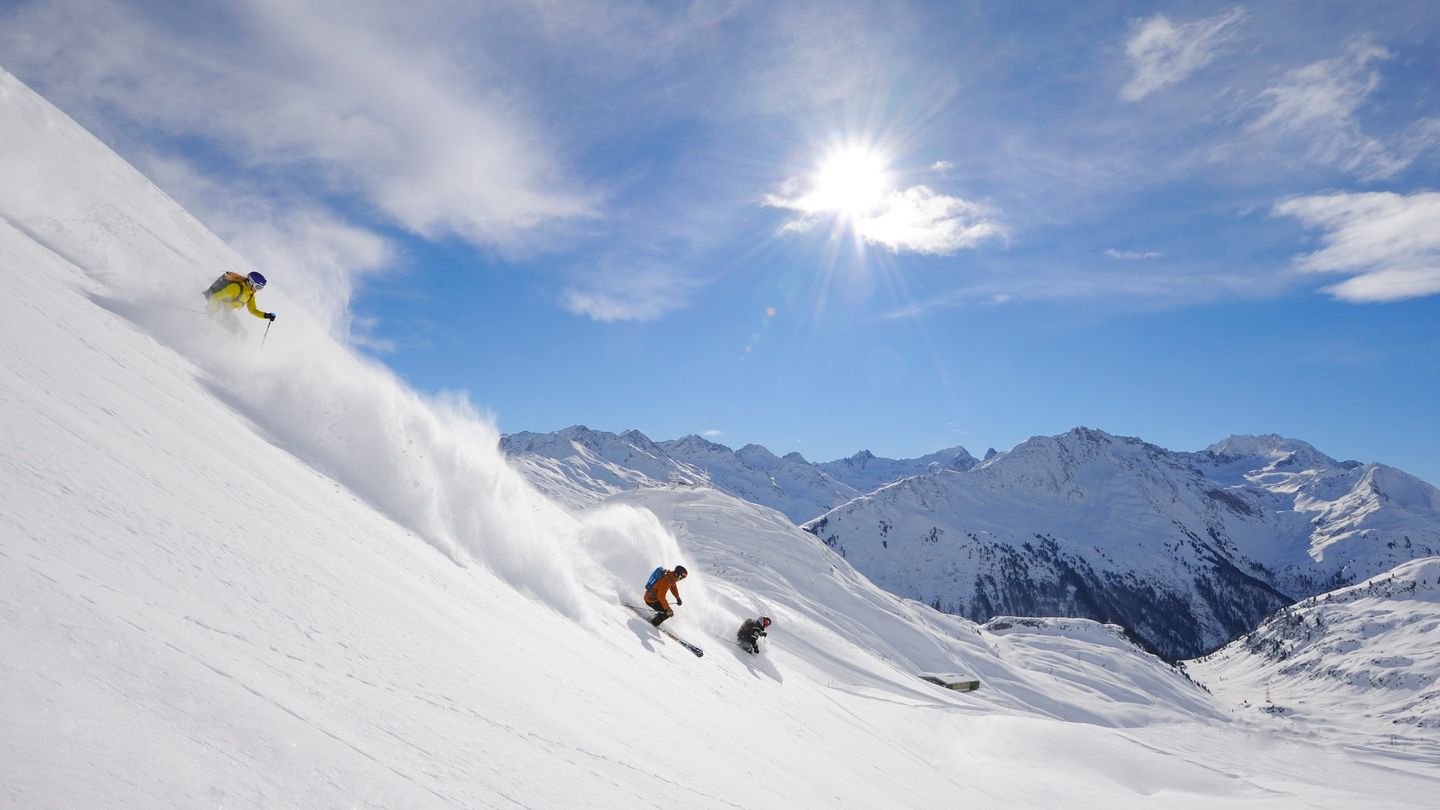Blick auf eine Piste im Skigebiet Arlberg