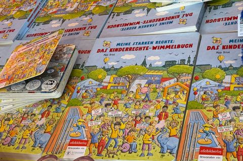 Bilder sagen mehr als Worte: Das Wimmelbuch macht sich für die Rechte der Kinder stark. Foto: Bernd Glebe/dpa