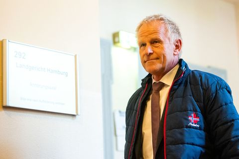 Hafenchef Meier sagte im Prozess zu Kontakten aus, die er vermittelte. Foto: Daniel Bockwoldt/dpa