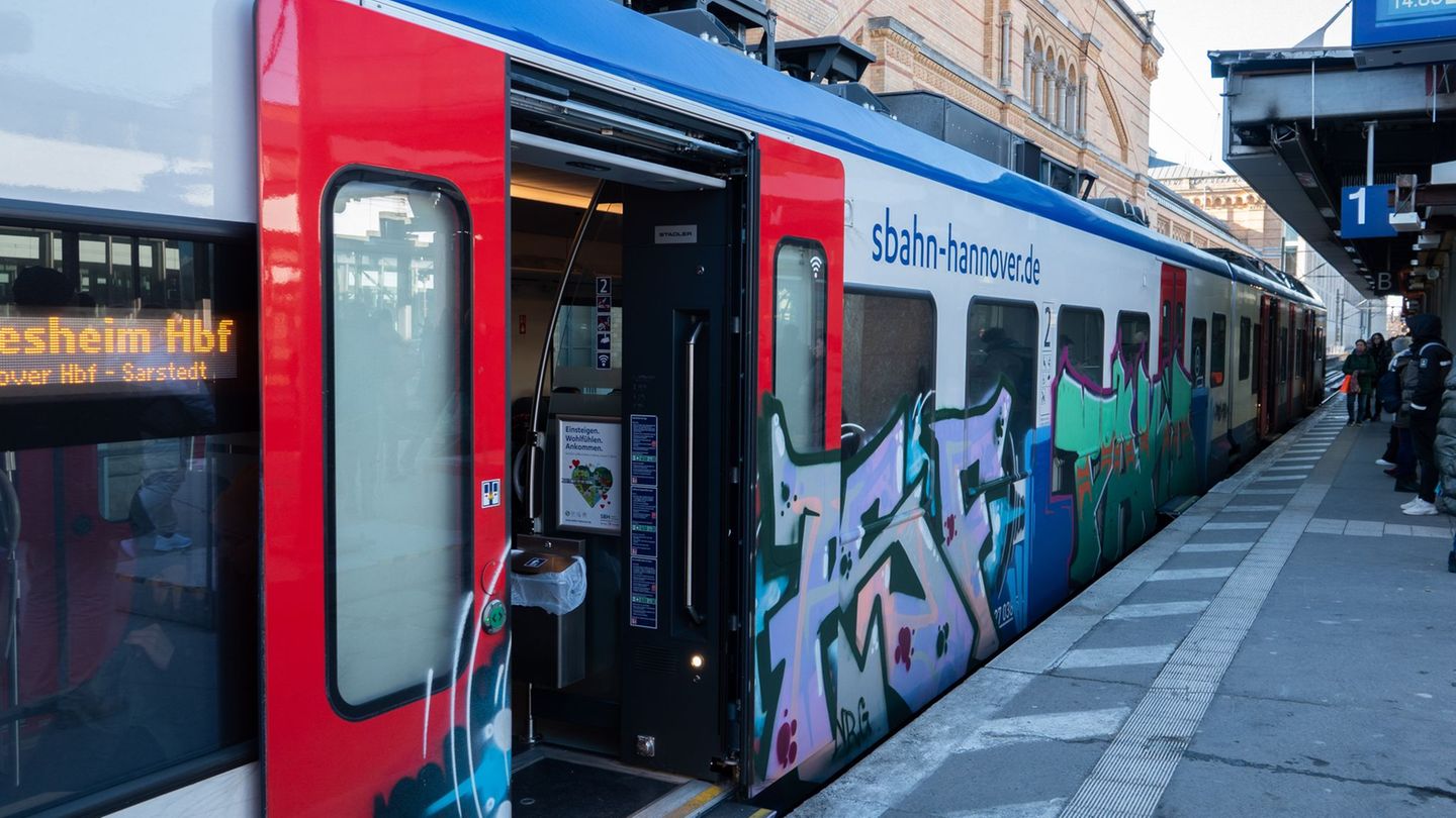 Nach einem Schaden an einer Bahnstrecke gibt es bei der S-Bahn Hannover viele Störungen. (Symbolbild) Foto: Marco Rauch/dpa