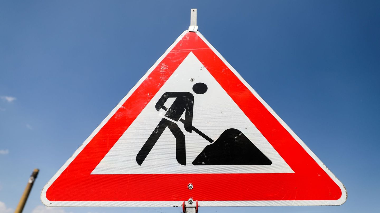 Weil er Baustellenschilder ignorierte, hat der Fahrer eines Transporters viel Zeit verloren. (Symbolbild) Foto: Jan Woitas/dpa-Z