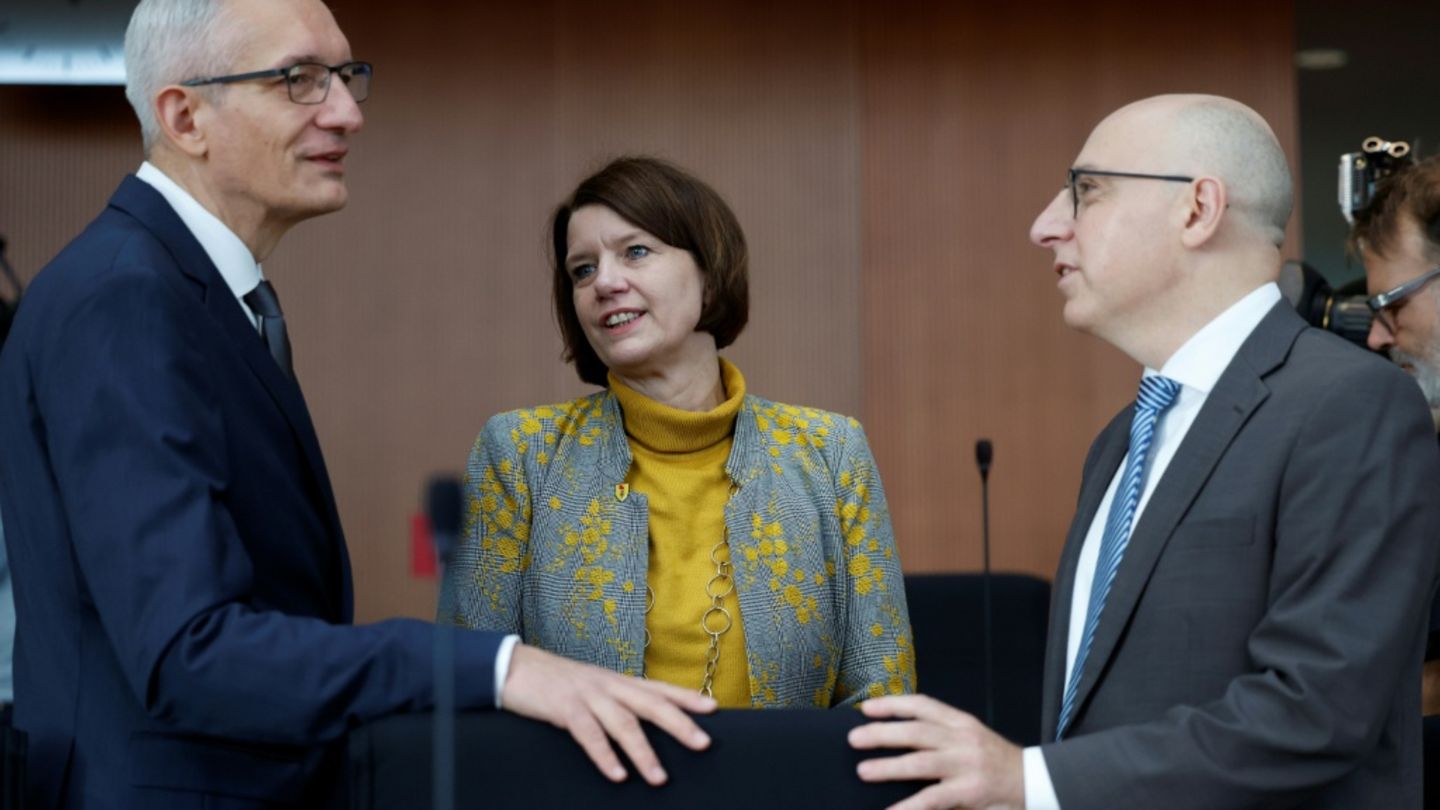 Jäger, Rosenberg, Selen (v.l.)