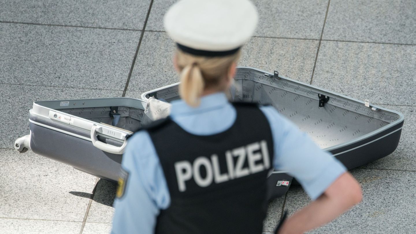 Die Bundespolizei fand in dem Koffer lediglich Kleidung und Hygieneartikel. (Symbolbild) Foto: Armin Weigel/dpa
