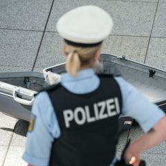 Die Bundespolizei fand in dem Koffer lediglich Kleidung und Hygieneartikel. (Symbolbild) Foto: Armin Weigel/dpa