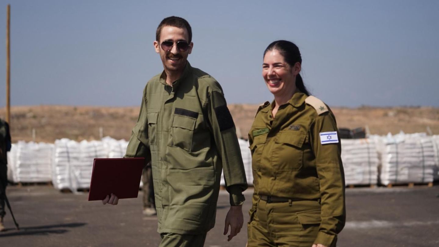 Ex-Geisel Avinatan Or wird glücklichen IDF-Mitarbeiterinnen übergeben