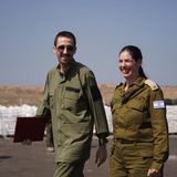 Ex-Geisel Avinatan Or wird glücklichen IDF-Mitarbeiterinnen übergeben