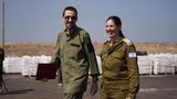 Ex- Geisel Avinatan Or wird glücklichen IDF-Mitarbeiterinnen übergeben