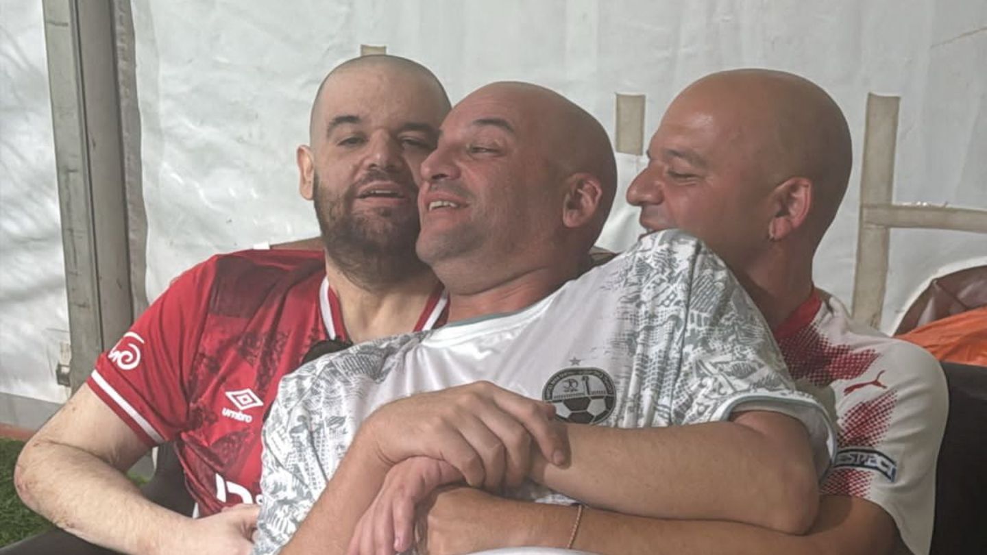 Ex-Geisel Eitan Horn wiedervereint mit seinem Bruder Amos, sowie Iair, der ebenfalls in Hamas-Geiselhaft war