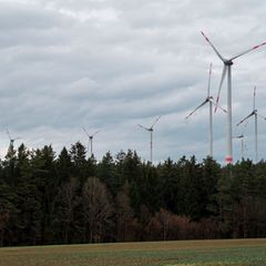 Windräder im staatseigenen Lindenhardter Forst in Oberfranken. (Archiv) Foto: Daniel Vogl/dpa