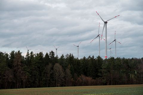 Windräder im staatseigenen Lindenhardter Forst in Oberfranken. (Archiv) Foto: Daniel Vogl/dpa