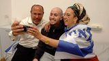 Ex-Geisel Eitan Mor (Mitte) trifft seine Familie in der Erstaufnahmestelle, nachdem freigelassen wurde
