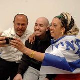 Ex-Geisel Eitan Mor (Mitte) trifft seine Familie in der Erstaufnahmestelle, nachdem er freigelassen wurde