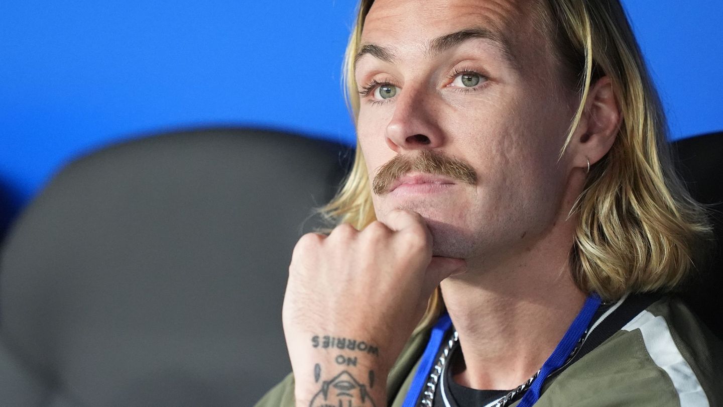 Die Debatte um Kapitän Jackson Irvine bewegt den FC St. Pauli. (Archivbild) Foto: Marcus Brandt/dpa
