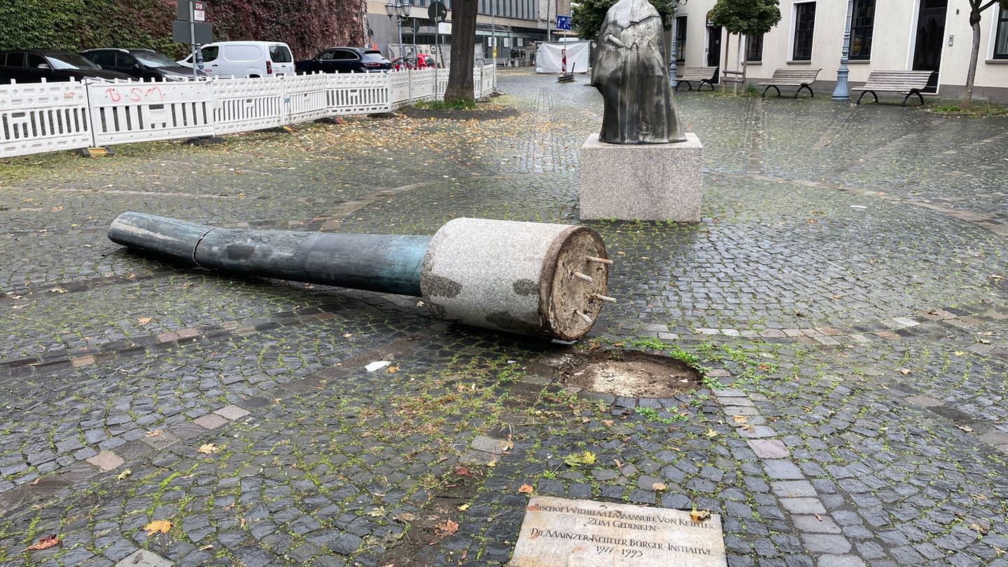 Kurioser Unfall in Mainz: Ein Lkw-Fahrer will eine Statue schonen – und reißt dabei ausgerechnet die danebenstehende Bischofssäu