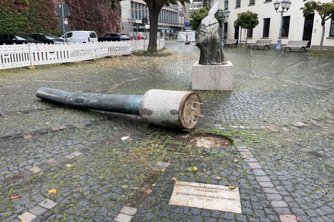 Kurioser Unfall in Mainz: Ein Lkw-Fahrer will eine Statue schonen – und reißt dabei ausgerechnet die danebenstehende Bischofssäu