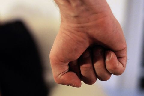 Der Mann soll die 18-Jährige so massiv gewürgt haben, dass sie im Krankenhaus behandelt werden musste. (Symbolbild) Foto: pictur