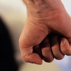 Der Mann soll die 18-Jährige so massiv gewürgt haben, dass sie im Krankenhaus behandelt werden musste. (Symbolbild) Foto: pictur
