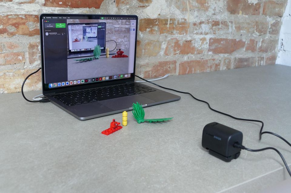 Webcam im Test Eine Webcam ist mit einem Computer verbunden
