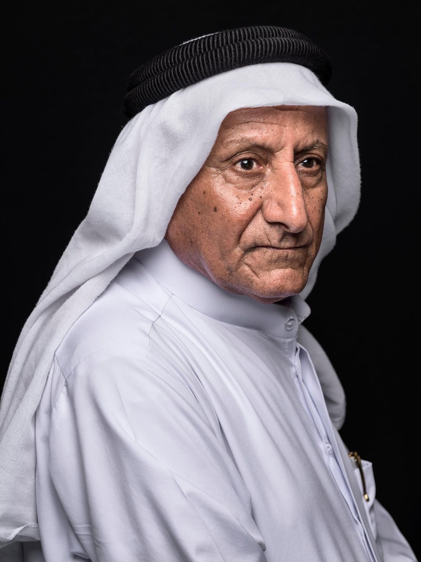 "Das Salz hat meine Bäume getötet" Falih Haidar al-Tamimi, 65, Lehrer in Rente und ehemaliger Obstbauer, aus Basra im Süden des Irak. Früher lebte und arbeitete er auf der Insel Fao nahe der Grenze zu Kuwait. Auf seinen Plantagen gediehen Aprikosen, Datteln, Weintrauben und anderes Obst. Der steigende Meeresspiegel des Persischen Golfs ließ die Böden versalzen. Die Bäume starben ab