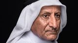 Falih Haidar al-Tamimi, 65, Lehrer in Rente und ehemaliger Obstbauer, aus Basra im Süden des Irak. Früher lebte und arbeitete er auf der Insel Fao nahe der Grenze zu Kuwait. Auf seinen Plantagen gediehen Aprikosen, Datteln, Weintrauben und anderes Obst. Der steigende Meeresspiegel des Persischen Golfs ließ die Böden versalzen. Die Bäume starben ab