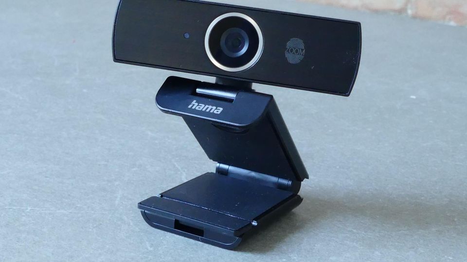 Webcam im Test Eine Webcam steht auf einem Schreibtisch