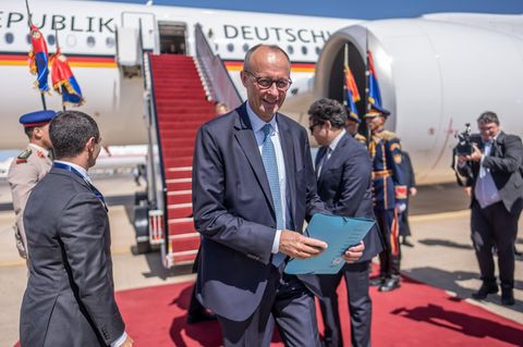 Bundeskanzler Merz (CDU) bei seiner Ankunft zum Gaza-Gipfel in Scharm-el-Scheich in Ägypten