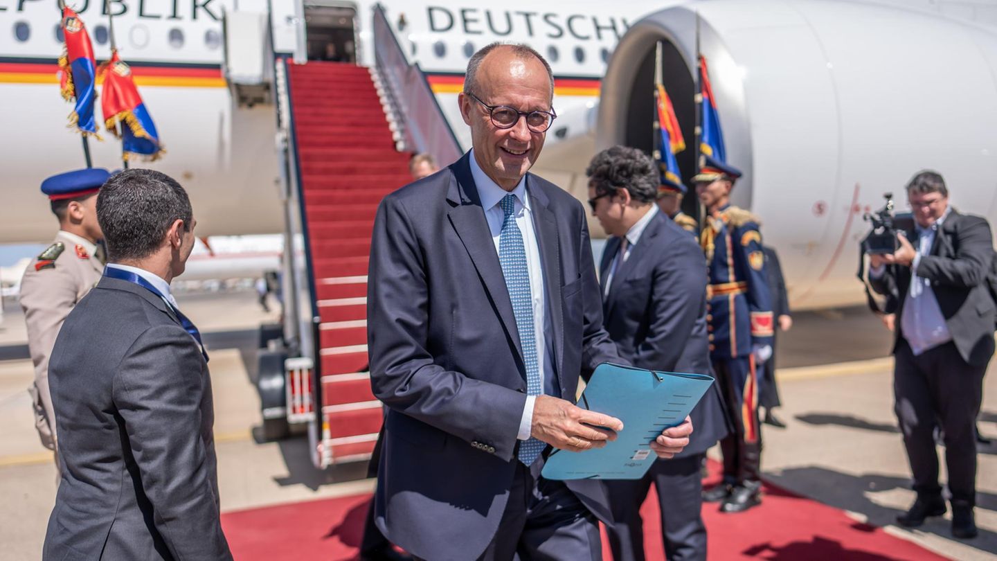 Bundeskanzler Merz (CDU) bei seiner Ankunft zum Gaza-Gipfel in Scharm-el-Scheich in Ägypten