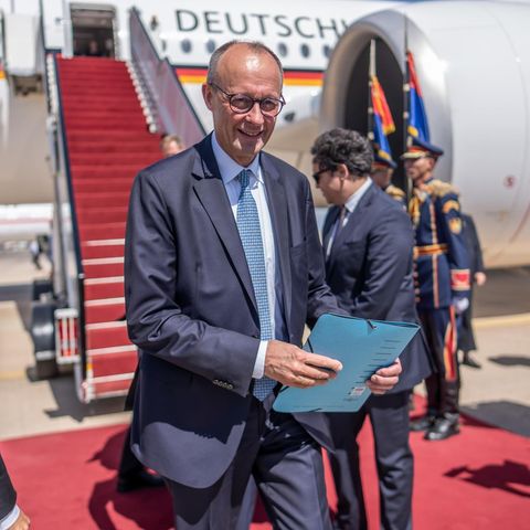 Bundeskanzler Merz (CDU) bei seiner Ankunft zum Gaza-Gipfel in Scharm-el-Scheich in Ägypten