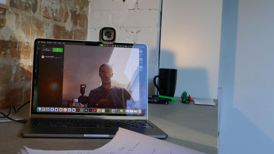 Webcam im Test Eine Webcam ist auf einem Computer montiert
