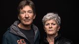 Michel und Béatrice Laurent, beide 68, aus Schwanden in der Schweiz. Im August 2023 machte ein Bergrutsch ihr Haus unbewohnbar. Etwa 30.000 Kubikmeter Schlamm und Geröll verschütteten oder beschädigten Häuser im Ort. Dank rechtzeitiger Evakuierungen gab es keine Verletzten. 46 Menschen verloren dauerhaft ihr Zuhause. Die Laurents haben nach mehreren Umzügen eine neue, dauerhafte Bleibe in der Nähe gefunden. Nach ihrer Wahrnehmung hat die widersprüchliche Kommunikation der Politik den Leidtragenden des Unglücks in den Monaten danach das Leben zusätzlich erschwert